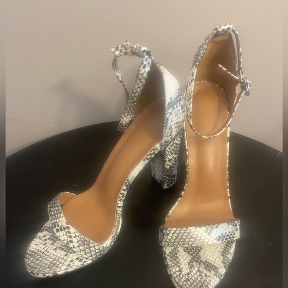 Black and white snake skin sandals/heels size 11 - Picture 2 of 3